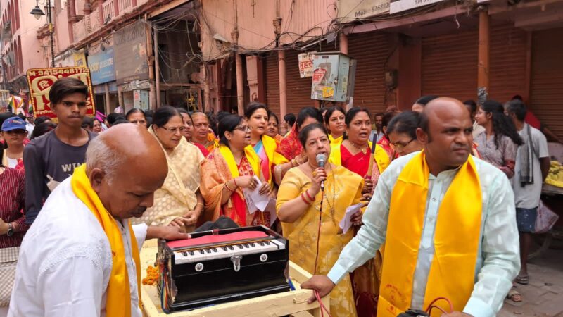 महावीर जयंती पर निकली शोभा यात्रा