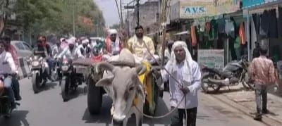 जौनपुर में बैलगाड़ी से नामांकन करने पहुंचा प्रत्याशी,आकर्षण का केंद्र बना