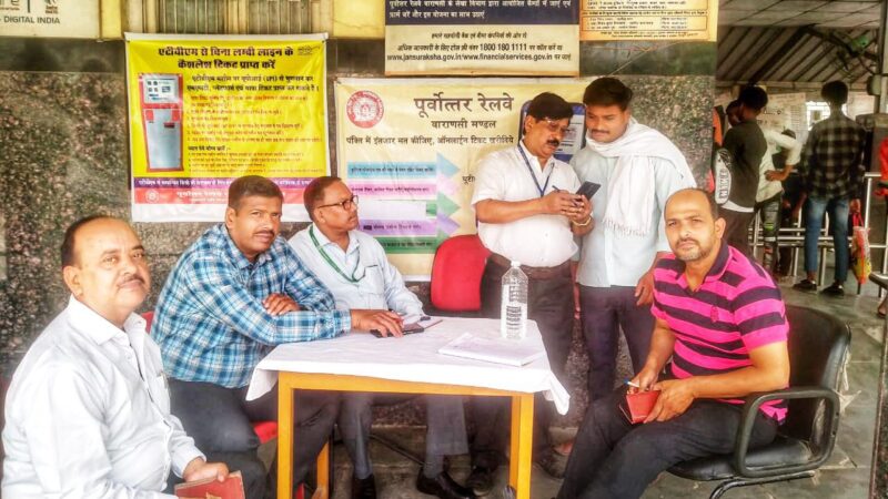 ATVM एवं UTS ON MOBILE APP के माधयम से यात्रियों को स्वयं से टिकट बनाये जाने का प्रशिक्षण