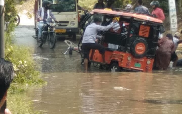 कोनिया जाने वाले रास्ते पर फटी पाइप, कई ऑटो पलटे