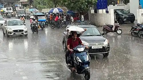 देर रात झमाझम हुई बारिश 