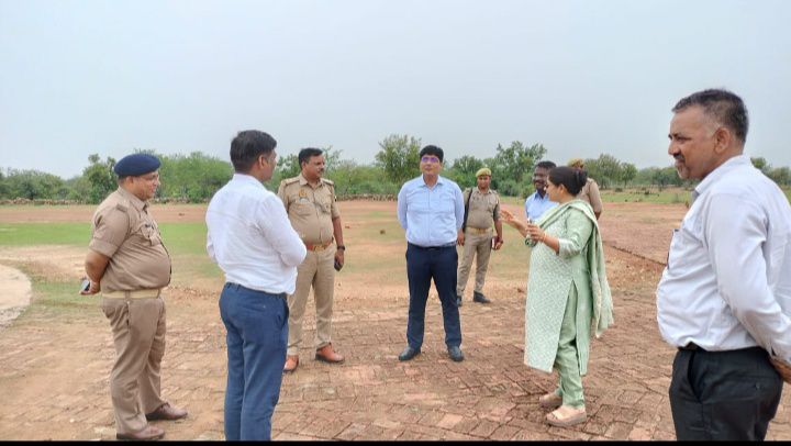 भारत के मुख्य न्यायाधीश के आगमन के दृष्टिगत जनपद न्यायाधीश व जिलाधिकारी ने अष्टभुजा पहाड़ी पर बनाये गये हेलीपैड पहुंचकर व्यवस्थाओं के बारे में ली जानकारी