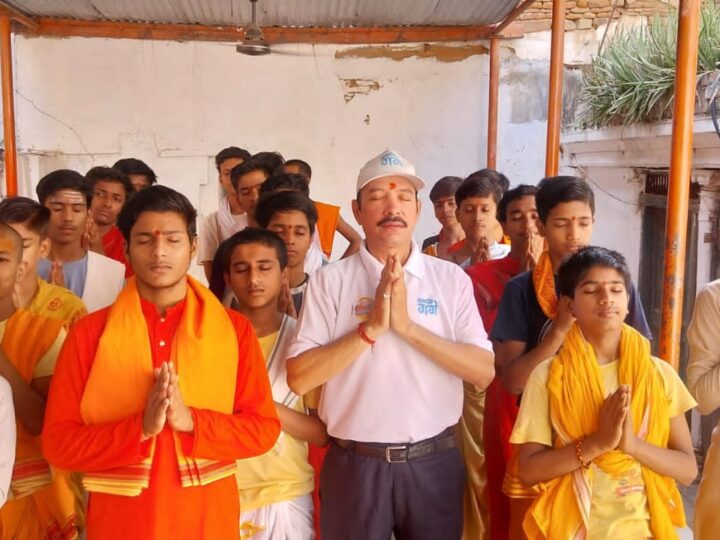 गंगा तट पर शांति पाठ करके दी गई दिवंगत आत्माओं को श्रद्धांजलि” 
