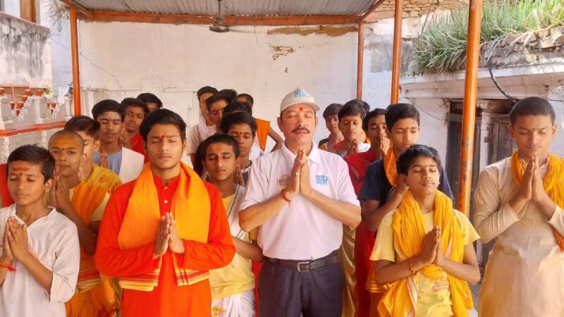 गंगा तट पर शांति पाठ करके दी गई दिवंगत आत्माओं को श्रद्धांजलि” 
