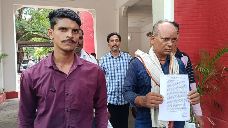 बेटे की तलाश में दर  दर भटक रहा पिता
